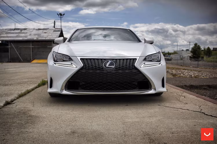 Với thiết kế độc đáo nhờ cụm đèn pha LED tách làm 2 phần sắc sảo và lưới tản nhiệt "Spindle Grille" đặc trưng của Lexus, những chiếc Lexus RC vốn đã có kiểu dáng rất ấn tượng.