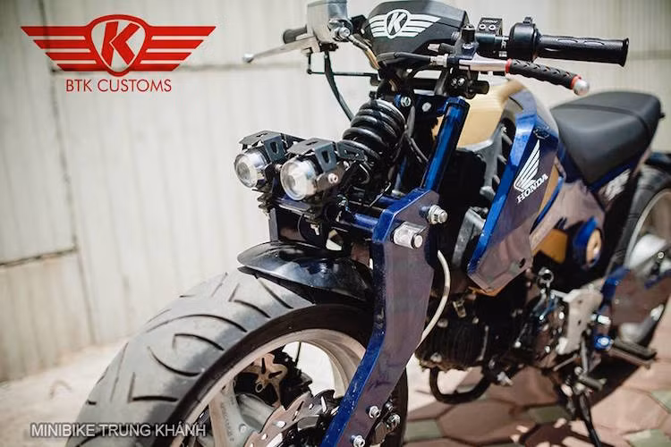 Toàn bộ phần đầu của xe đã bị loại bỏ, thay vào đó là càng trước có dạng Girder được chế tác thủ công, với cặp đèn siêu sáng projector như 2 "con mắt" dữ dằn nằm phía trước.