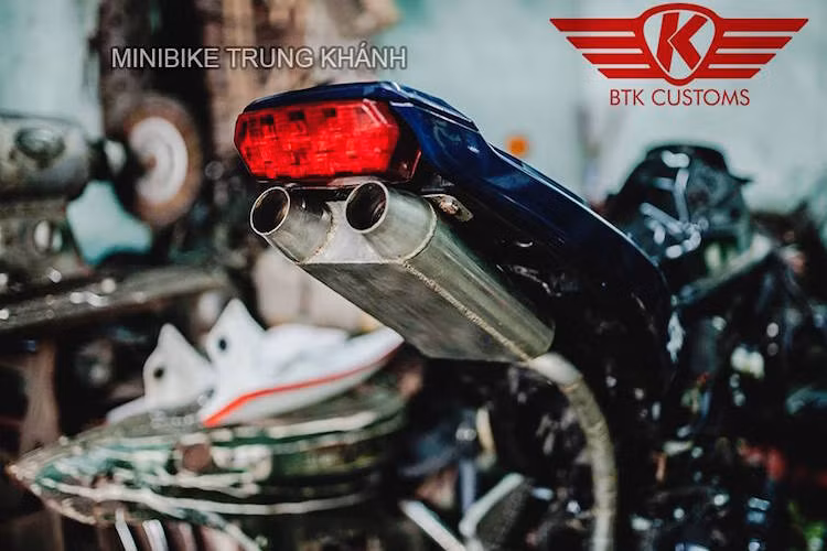 Hệ thống xả được xưởng độ tự chế tạo và có dạng hộp, giấu gọn gàng dưới đuôi xe theo phong cách PKL.