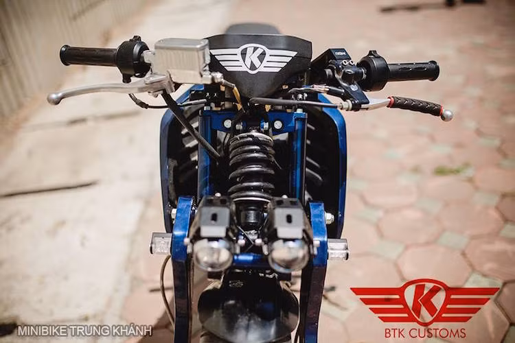 Với thiết kế càng trước mới, giảm xóc của xe đã được chuyển lên gần cổ phốt và có dạng monoshock.