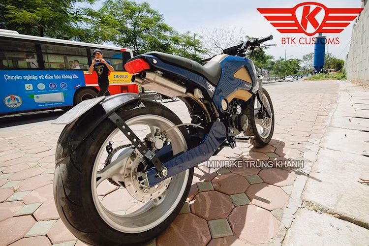 Cũng sử dụng mâm của CB1000, nhưng mâm sau có bản rộng hơn rất nhiều và có thể lắp được lốp bản rộng.