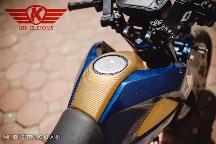 Các chi tiết ốp nhựa đen trên MSX được dán decal vân carbon màu vàng cam để tạo điểm nhấn.