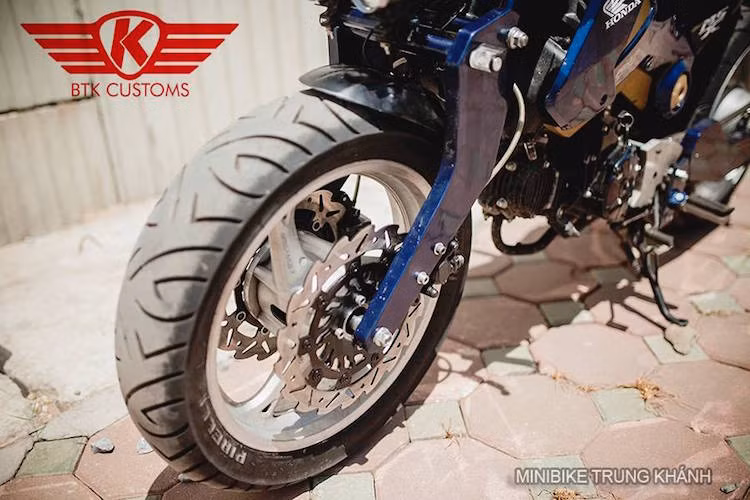Các bánh xe có mâm được nâng kích thước từ 12 lên thành 17 inch, sử dụng mâm 3 cánh của Honda CB1000. Riêng bánh trước còn có thêm cặp phanh đĩa kép hình lưỡi cưa.