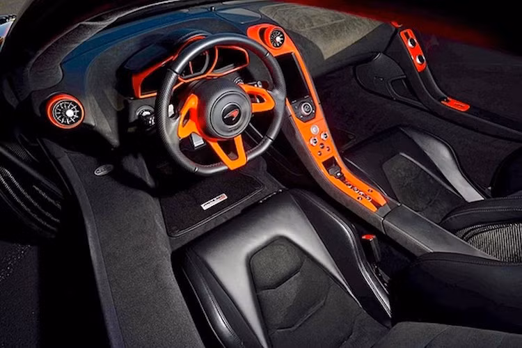 Bên trong nội thất, chiếc McLaren MP4-12C HS thứ 9 cũng được trang trí với 2 tông màu cam-đen tương phản và đầy thể thao.