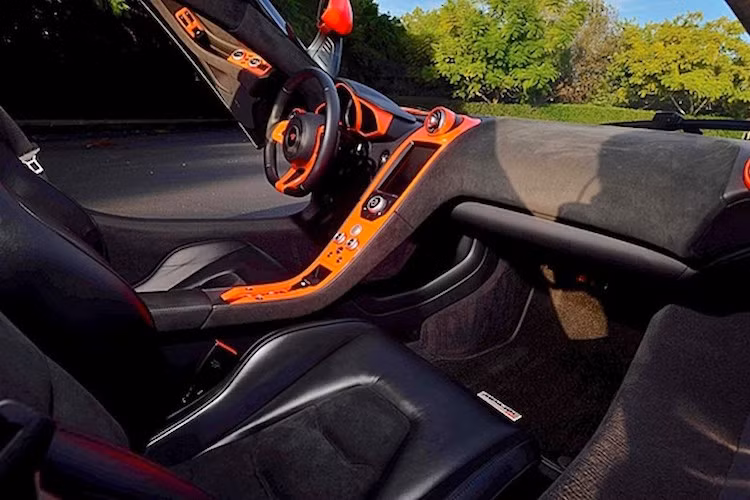 Dù là một siêu xe hiệu năng cao nhưng chiếc xe vẫn có cabin bọc trong các vật liệu cao cấp như da và Alcantara, cùng với hệ thống thông tin giải trí hiện đại.