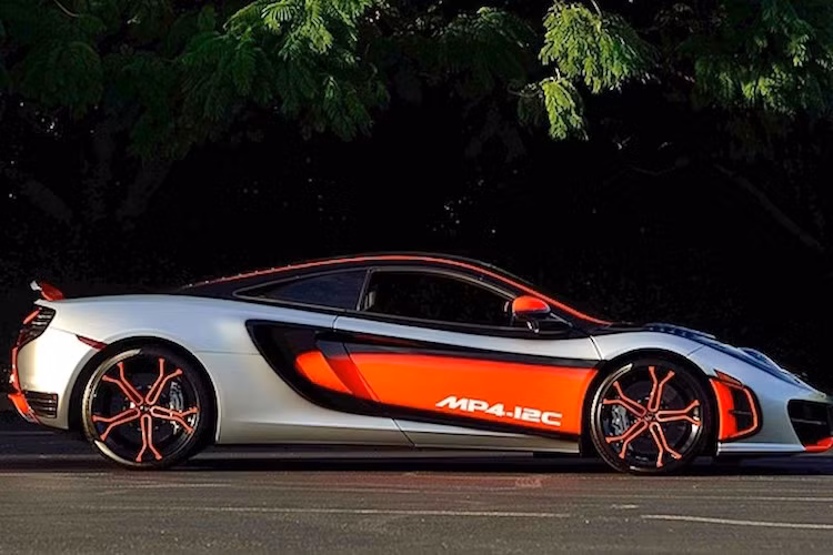 So với các phiên bản McLaren MP4-12C thường, MP4-12C HS có bodykit thể thao theo phong cách xe đua GT3 với nhiều khe hút gió hơn, cùng với mâm 5 cánh chữ Y độc đáo. Chiếc xe mà bạn đang thấy trong hình là chiếc thứ 9/10, được chính Ron Dennis - Giám đốc McLaren đặt hàng.