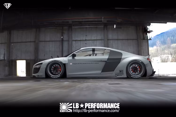 Khách hàng có thể lựa chọn bộ widebody của Liberty Walk với 1 trong 2 chất liệu là nhựa tổng hợp hoặc sợi carbon.