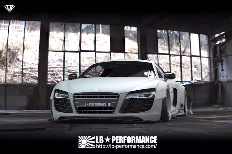 Cũng giống như các siêu xe trước đây, gói độ Liberty Walk dành cho R8 cũng gồm các món như vè trước và sau nới rộng, cánh đuôi dạng "đuôi vịt" và tấm khuếch tán bằng sợi carbon dưới cản trước.