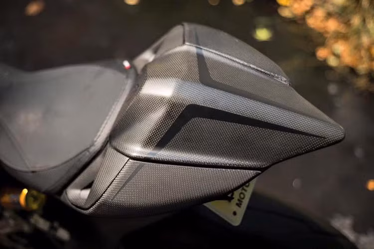 Trên lớp vỏ bằng sợi carbon, điểm xuyết là những sọc đen tương tự như sọc trắng trên nền sơn đỏ của chiếc xe nguyên bản.