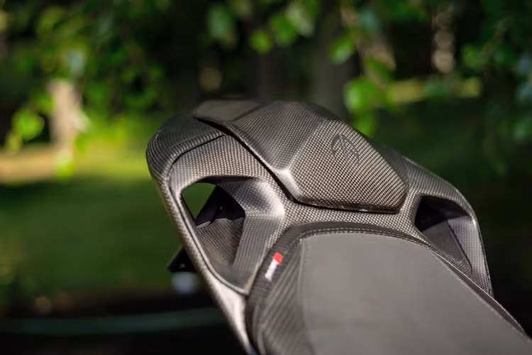 Yên xe được bọc lại với vật liệu vải có vân khá giống sợi carbon, ở phía trên là một tấm chụp yên phụ với logo Arete Americana lấy cảm hứng từ cụm đèn hậu của 1199 Panigale S.