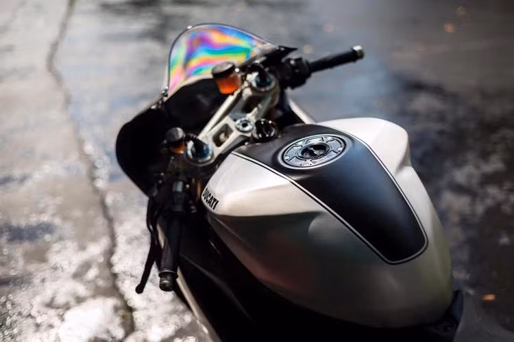 Bên cạnh đó là những món "đồ chơi" nhỏ như nắp bình xăng và chảng 3 CNC từ nhôm.