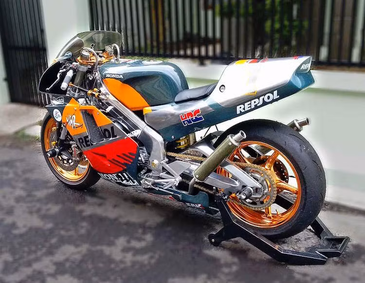 Cùng với dàn ốc kiểng và một số "đồ chơi" lặt vặt khác, chiếc NSR250 đã trở thành một chiếc "xe đua trên phố" gần như hoàn hảo. Nó chỉ có một nhược điểm duy nhất đó là dễ gặp rắc rối với cảnh sát giao thông do chủ xe đã cố tình "bít" hết tất cả các đèn chiếu sáng để cho giống xe đua!