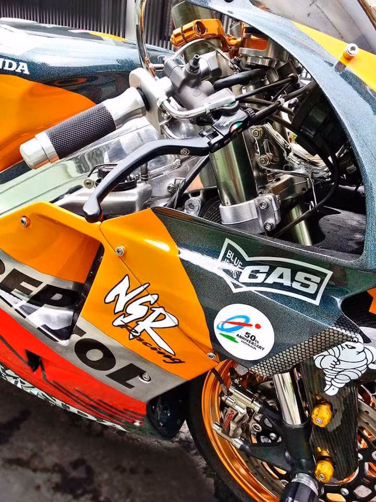 Dàn tay lái của chiếc NSR cũng nổi bật với tay côn/phanh Brembo, bao tay Rizoma, cùm ga cuốn Active.