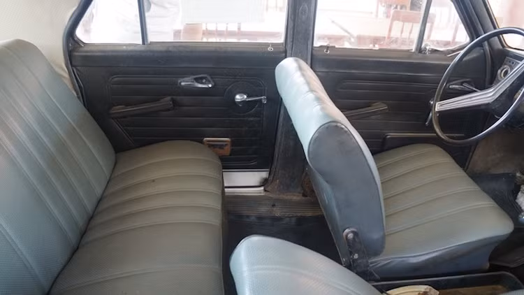 Các ghế của chiếc xe, đặc biệt là hàng ghế sau nơi ông Phạm Văn Đồng từng dành phần lớn thời gian vẫn còn trong tình trạng khá mới, dù nhiều chi tiết trên xe đã xuống cấp nặng.