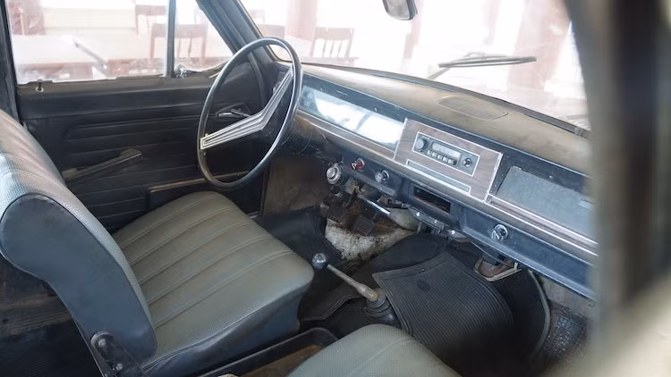 So với những chiếc xe cùng thời, nội thất của Volga M-24 thuộc hàng sang trọng và khá tiện nghi với radio cùng ghế bọc cao cấp.