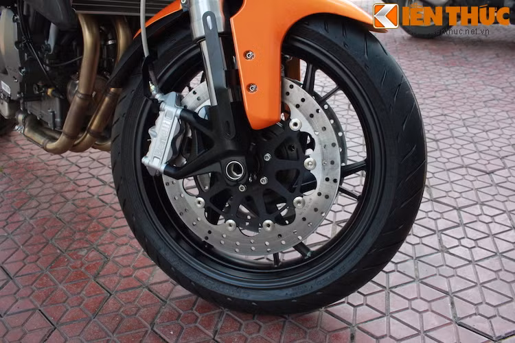 Phuộc trước của xe có dạng up-side-down và khoảng hành trình lớn tới 50 mm. Phanh đĩa kép có đường kính lên tới 320 mm.