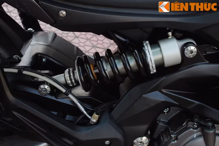 Giảm xóc sau dạng monoshock đặt lệch về bên phải xe, có khả năng điều chỉnh độ cao.