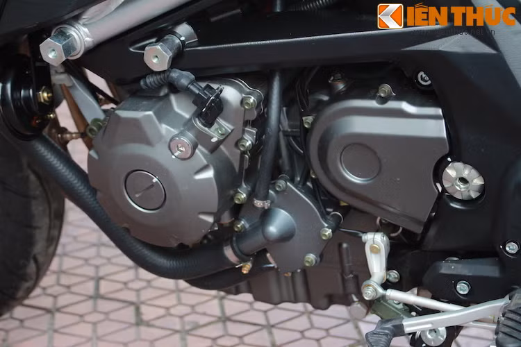 Động cơ này sản sinh công suất tối đa 84 mã lực tại 11.000 vòng/phút và mô-men xoắn cực đại 57 Nm tại 8.100 vòng/phút.