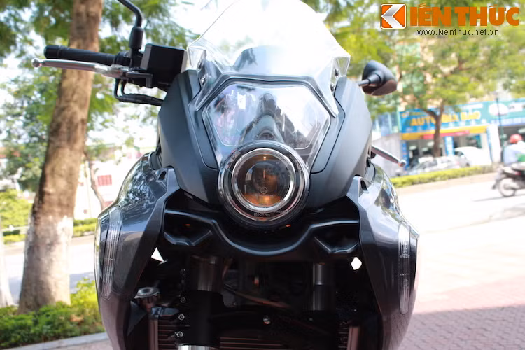 Benelli vẫn bố trí các đèn của xe theo phương dọc giống những mẫu naked bike của hãng, nhưng phía trên chúng là kính chắn gió cao đặc trưng của dòng xe dual sport.