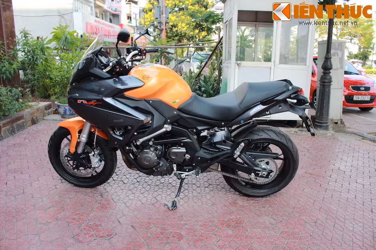 Dựa trên cơ sở mẫu naked bike TNT600, chính vì vậy TNT 600 GT khiến người ta nhớ về TNT600 khi nhìn từ hai bên.