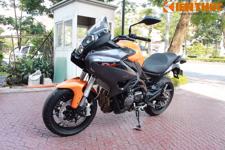 Benelli TNT 600 GT được bán ở Việt Nam có đủ 3 phiên bản màu sắc, đó là đen, trắng và khaki.