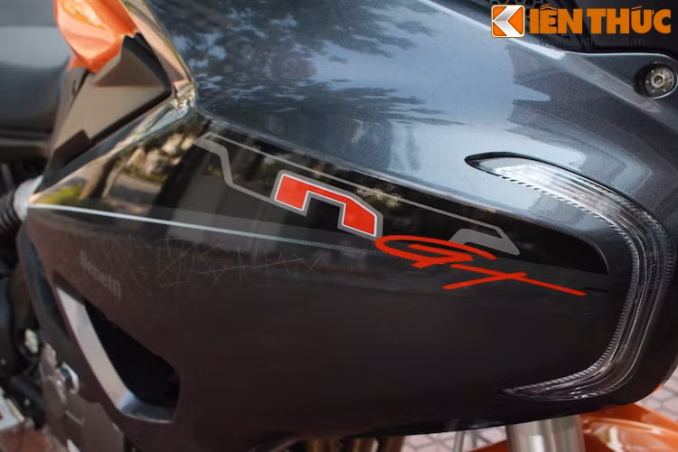 Bộ tem xe đơn giản nhưng cá tính. Dàn đèn trước cũng có thiết kế dọc độc đáo và tích hợp vào fairing một cách gọn gàng.