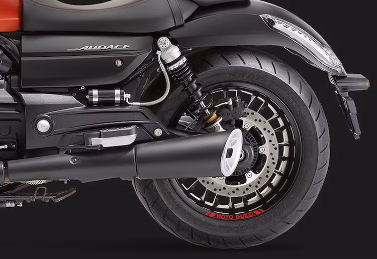  Yên xe của Audace cao hơn Eldorado, cùng với tay lái sửa đổi lại đem tới vị trí ngồi tạo vẻ "mạnh mẽ" hơn.