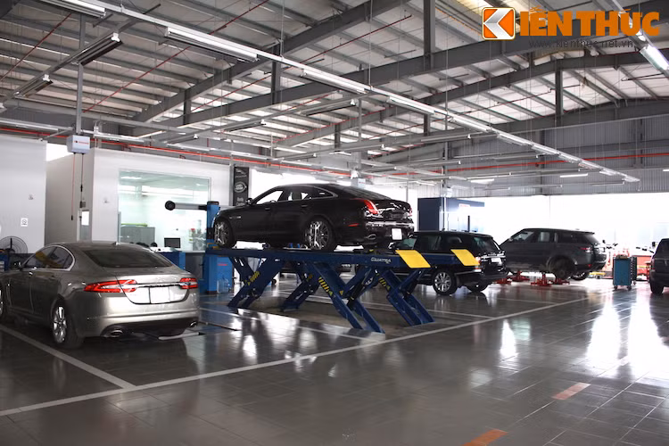 Được xem là showroom chính hãng lớn nhất ĐNÁ của Jaguar Land Rover, tại đây tất cả các mẫu xe đều được chăm sóc và bảo dưỡng theo tiêu chuẩn toàn cầu.