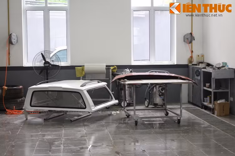 Trong diện tích 2000 m2 của xưởng, một số khu vực chuyên biệt được ngăn cách riêng, chẳng hạn như phòng phục hồi thân vỏ xe, phòng tháo và lắp ráp máy...