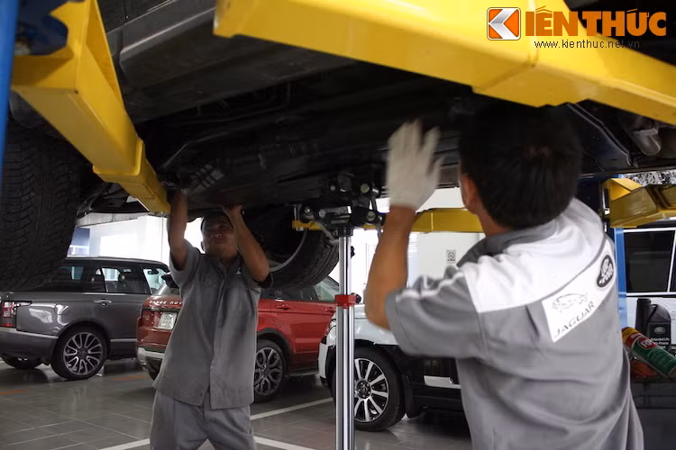 Xưởng dịch vụ chính hãng của Jaguar Land Rover có khả năng thực hiện gần như tất cả các công việc chăm sóc xe, từ việc bảo dưỡng hay thay thế các chi tiết đơn giản...