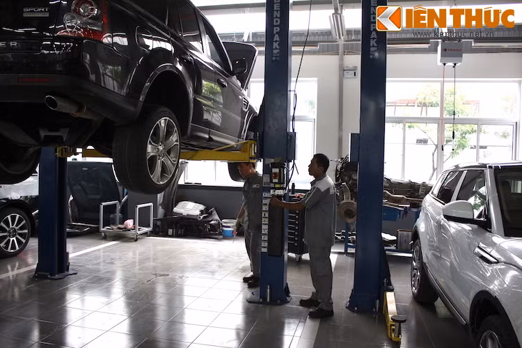 ... Tới những hạng mục phức tạp, đòi hỏi tay nghề và kỹ thuật cao như phục hồi động cơ, hộp số, sửa khung xe...