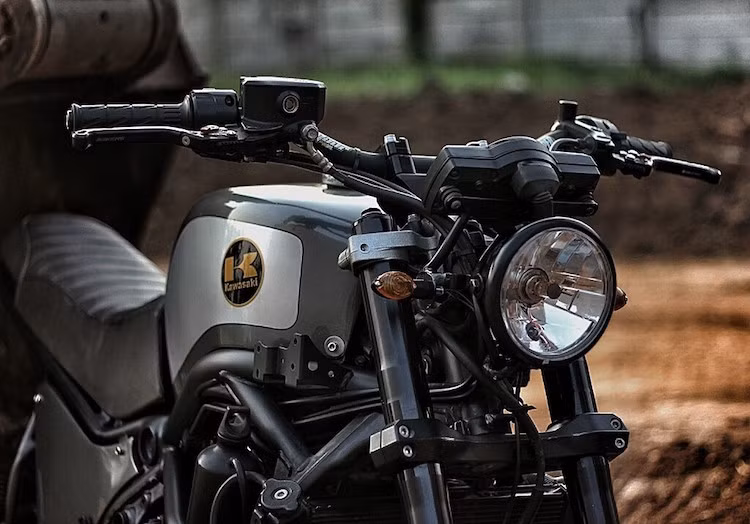 Bảng đồng hồ gốc của Versys vẫn được giữ lại, và bắt vào cổ xe bằng một khung kim loại đặc chế.