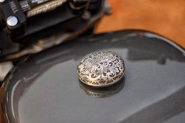 Tuy nhiên, điểm nhấn ấn tượng nhất trên bản độ này đó là nắp bình xăng đặc biệt bằng nhôm, được chạm khắc cực kỳ tinh xảo.