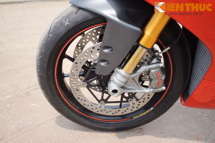 1299 Panigale S được coi là một "siêu máy tính" trên 2 bánh bởi hàng loạt các hệ thống hỗ trợ phức tạp, chẳng hạn như hệ thống phanh ABS có thể tuỳ chỉnh, hay hệ thống chống bênh đầu xe được lấy từ chiếc 1199 Superleggera đặc biệt trước đây.