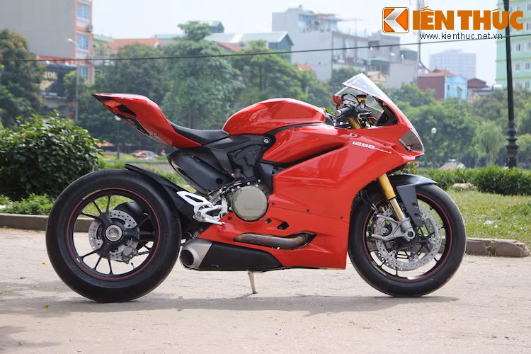Cũng giống như 1199, 1299 Panigale trước mắt sẽ có 2 phiên bản là bản thường và bản thể thao S với nhiều trang bị hiện đại hơn. Chiếc xe vừa về tới Việt Nam chính là phiên bản cao cấp Panigale S.