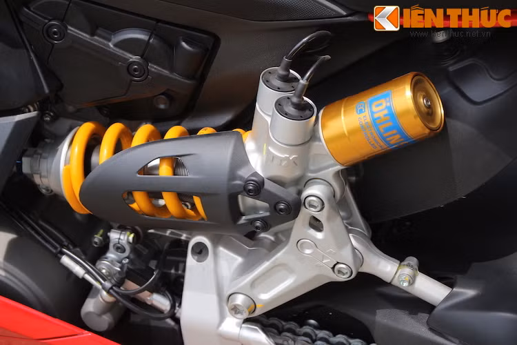 Hệ thống giảm xóc sau là loại Ohlins NIX30 cực cao cấp, cũng có khả năng điều chỉnh độ nhún tự do và tự động giống giảm xóc trước.