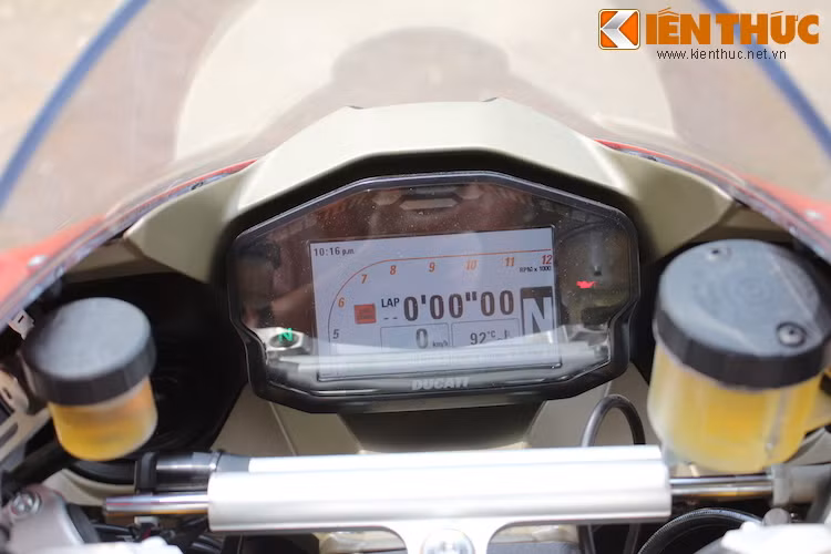 Đương nhiên, người lái cũng có thể tự điều chỉnh các thông số khác nhau của những trang bị trên xe, cũng như các chế độ lái và hệ thống điều khiển lực kéo thông qua bảng đồng hồ điện tử.