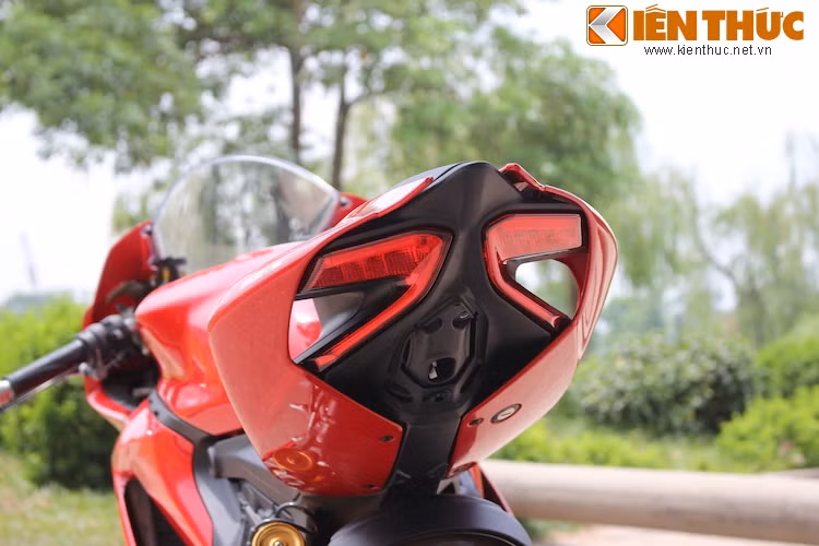 Ở phía sau, đuôi xe cũng được thiết kế lại gọn gàng và mang tính "nghệ thuật" hơn.