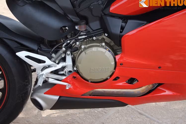 So với các thế hệ 1199, 1299 Panigale S được trang bị khối động cơ Superquadro V-Twin cải tiến, với đường kính xi-lanh lớn hơn 116 mm, khiến dung tích động cơ tăng lên thành 1285 cc.