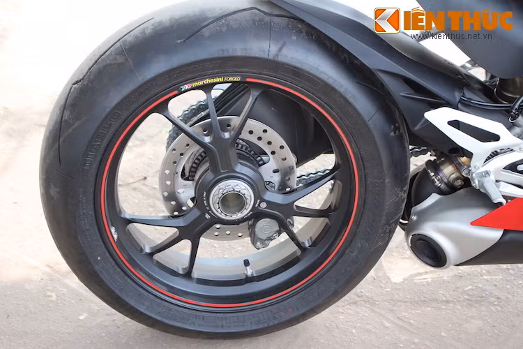 Cả 2 bánh đều được trang bị mâm đúc Marchesini 17 inch 3 cánh chữ Y độc đáo, với lốp trước cỡ 120/70/17 và lốp sau 200/55/17.