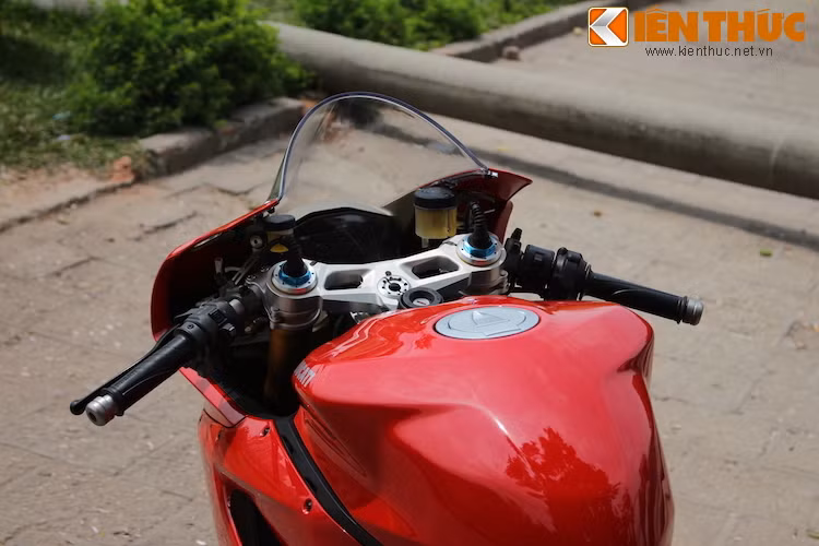 Những công tắc, nút bấm điều khiển chiếc xe đều được tích hợp gọn ghẽ ở hai bên cùm, tránh để người lái rời tay khỏi ghi-đông nếu như trang bị màn hình cảm ứng. Chảng 3 của 1299 Panigale S được làm từ nhôm siêu nhẹ, gắn phía trên là trợ lực lái Ohlins cũng có khả năng điều chỉnh điện tử.