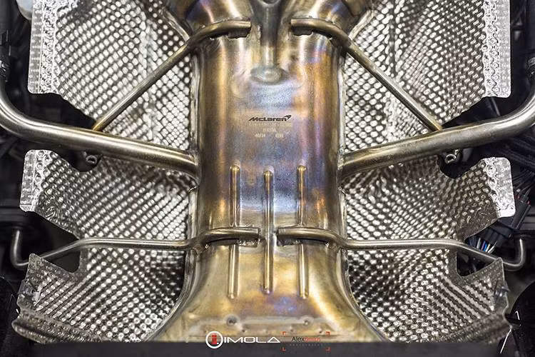 Đáng chú ý nhất là hệ thống xả phức tạp của P1 với các chi tiết làm từ sợi carbon được đánh bóng.