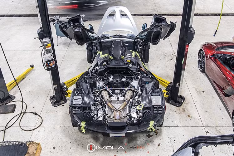 Với những người trong ngành, khối động cơ V8 nằm trong hệ thống truyền lực hybrid trên McLaren P1 là một kỳ quan. Nó thật sự phức tạp và nhiều chi tiết.