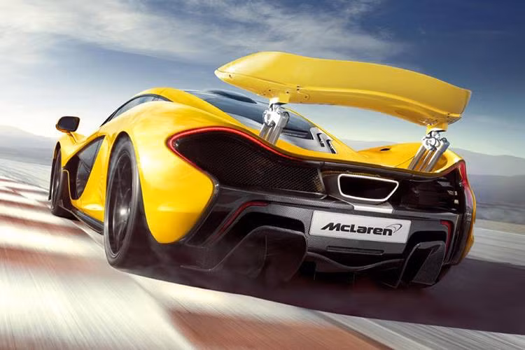 McLaren P1 sử dụng động cơ 3,8 lít V8 tăng áp turbin kép và một động cơ điện. Tổng công suất là 903 mã lực và mô-men xoắn cực đại 900 Nm. P1 nhanh hơn 11 giây so với huyền thoại McLaren F1 khi tăng tốc từ 0 lên 300 km/h. Tốc độ tối đa là 350 km/h.