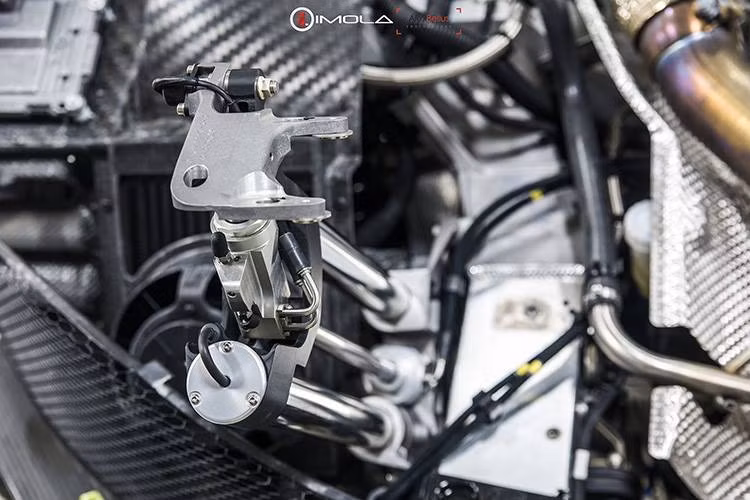 Tại buổi bảo trì, mặc dù được tiến hành bởi Imola Motorsports – một cơ sở bên thứ ba nhưng vẫn có sự xuất hiện của một kỹ sư từ McLaren để đảm bảo rằng mọi thứ vẫn nằm trong trật tự.