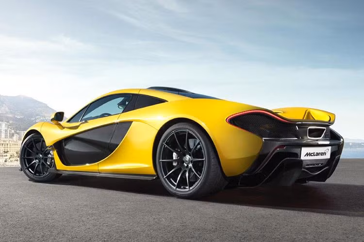 Riêng động cơ xăng có công suất 727 mã lực tại vòng tua 7.500 vòng/phút và mô-men xoắn 720 Nm tại vòng tua 4.000 vòng/phút. Hộp số 7 cấp ly hợp kép và hệ dẫn động cầu sau. Bộ lốp Pirelli P Zero Corsas.