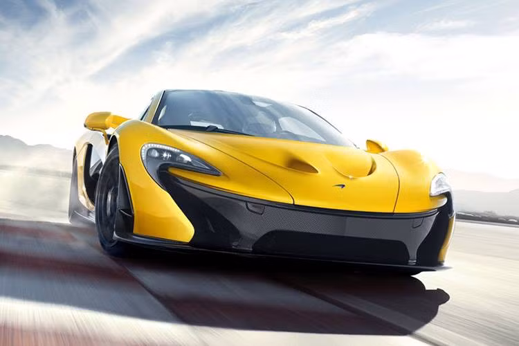 McLaren P1 có thể tăng tốc lên 100 km/h sau chưa tới 3 giây, từ 0 lên 200 km/h dưới 7 giây và chỉ mất 17 giây để lên 300 km/h. Tốc độ đỉnh cao một phần là nhờ hệ thống trợ lực khẩn cấp IPAS.