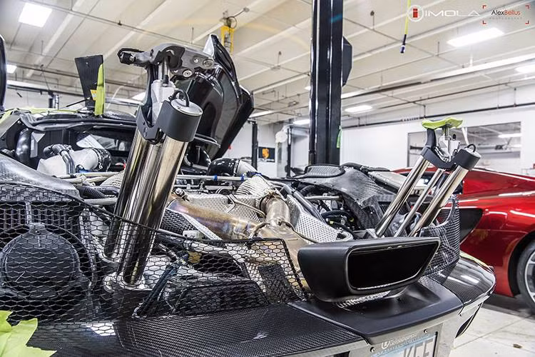 Kế đến là các đường thủy lực chạy loàng ngoằng dẫn vào động cơ tăng áp V8 3.7L của P1. Chiếc xe có thể bị va chạm từ phía sau, đèn của nó đã được tháo gỡ.