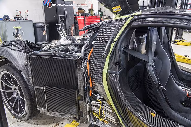 Tuy nhiên, nhờ nhiếp ảnh gia Alex Bellus cùng nhóm nghiên cứu tại trạm bảo trì và nâng cấp Imola Motorsports, Mỹ, chúng ta đã có thể nhìn thấy khối động cơ này… ít nhất là qua màn hình.