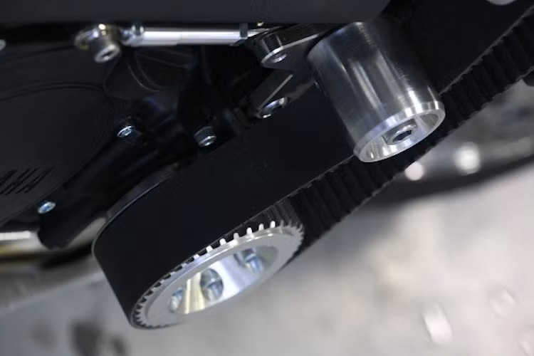 Dù không thử nghiệm chính xác công suất thực của xe trên máy dyno, nhưng Lazareth khẳng định rằng nó có thể thoả mãn được "máu tốc độ" của những biker "liều" nhất.